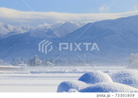 秋田県　冬の雪景色 73301939