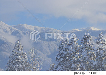 秋田県　冬の雪景色 73301952