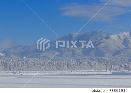 秋田県　冬の雪景色 73301954