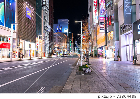 《東京都》人の消えた銀座・自粛ムードの東京 73304488