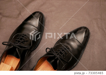 ピカピカに磨かれた黒の革靴 ピカピカに磨かれた黒の革靴 73305465
