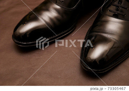 ピカピカに磨かれた黒の革靴 ピカピカに磨かれた黒の革靴 73305467