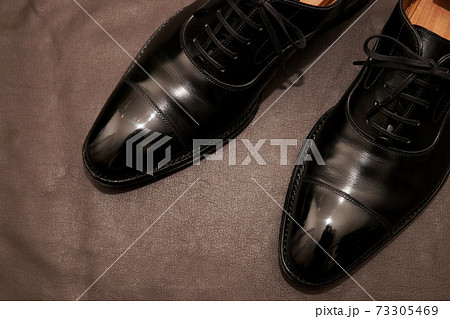 ピカピカに磨かれた黒の革靴 73305469