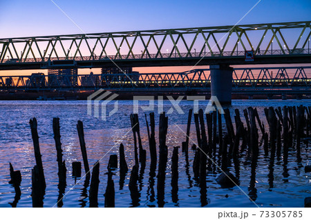 《東京都》荒川河川敷・日没の鉄道橋 《東京都》荒川河川敷・日没の鉄道橋 73305785