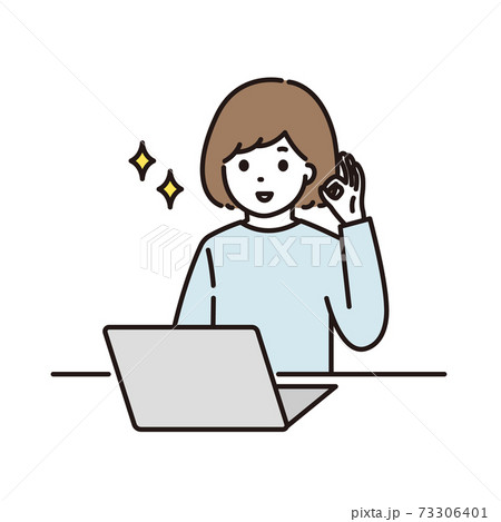 パソコンの前でOKサインをする女性 73306401