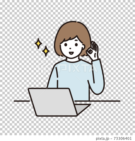 パソコンの前でOKサインをする女性 73306401