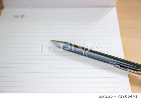 手紙を書いている　レターセットとボールペン 73306441