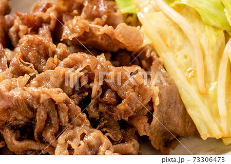 焼肉(国産黒毛和牛肩ロース･たれ焼き)のアップ。 73306473