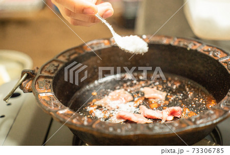 すき焼を作る 73306785