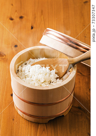 おひつに入ったご飯 おひつに入ったご飯 73307347