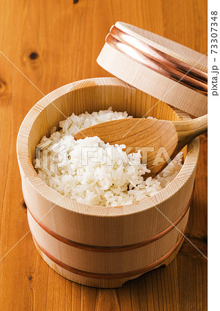 おひつに入ったご飯 73307348