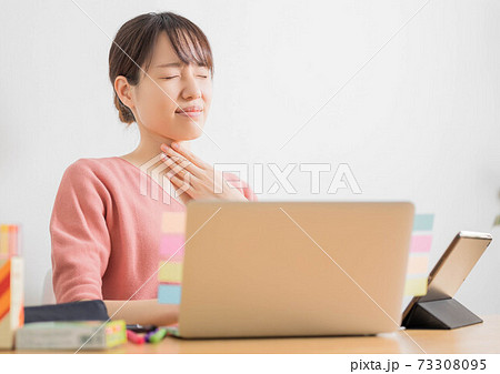 花粉症でのどが痛い若い女性 73308095