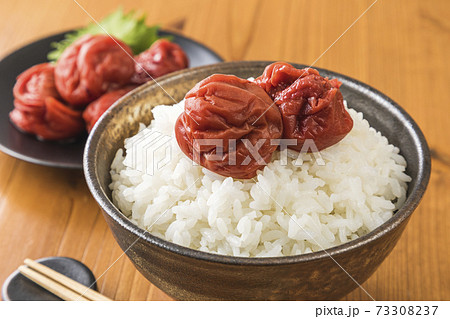 ご飯の上に乗った梅干し 73308237