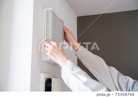 換気口のメンテナンス 73308766