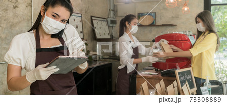 Panorama Waitress with face mask take order for curbside pick up and takeout. 73308889