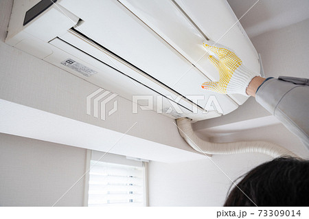 エアコンをメンテナンスする男性の手 エアコンをメンテナンスする男性の手 73309014