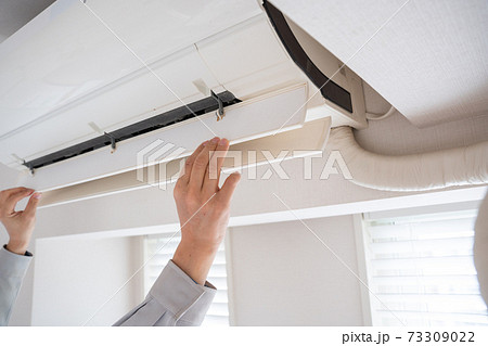 エアコンをメンテナンスする男性の手 エアコンをメンテナンスする男性の手 73309022