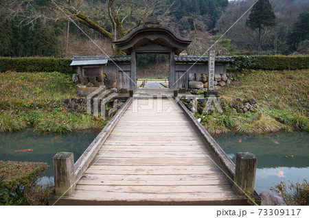 福井県の戦国時代の史跡である一乗谷朝倉氏遺跡の唐門 福井県の戦国時代の史跡である一乗谷朝倉氏遺跡の唐門 73309117