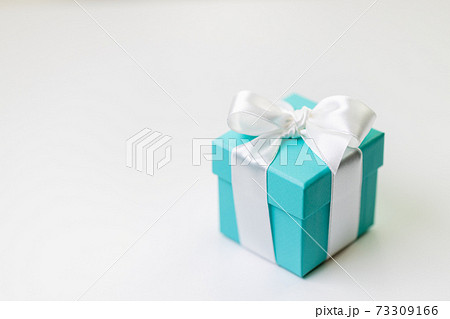 ターコイズブルーのプレゼント箱／ギフト 73309166
