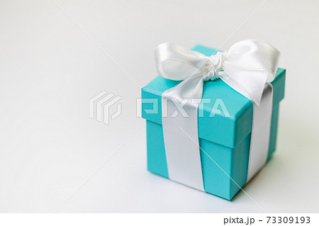 ターコイズブルーのプレゼント箱/ギフト_2 ターコイズブルーのプレゼント箱/ギフト_2 73309193