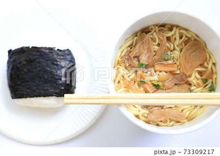 美味しいおにぎりとカップラーメン 73309217