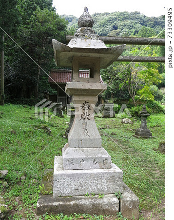石見銀山の豊栄神社にある石灯籠 73309495