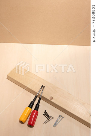 ドライバーと木ネジ　DIY　おうち時間 73309901