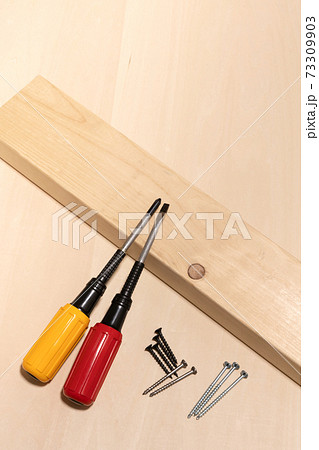 ドライバーと木ネジ　DIY　おうち時間 73309903