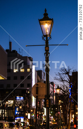 日本の横浜都市景観 馬車道のガス灯などを望む 73310792