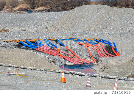 川の水を吸い上げているたくさんのホースの写真素材