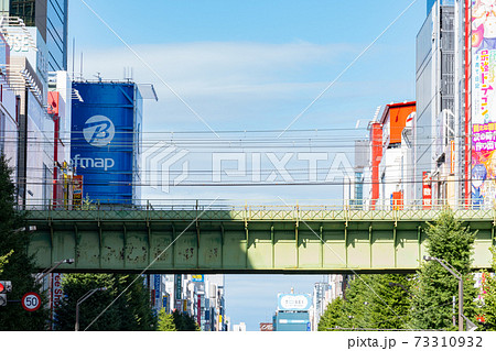 秋葉原 千代田区 昼 午前 オタク 都心 風景 東京 道路 アニメ 車 電車の写真素材