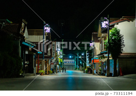 商店街 お土産 高尾山 八王子市 夏 山岳 登山 デート 東京 恋愛 修験道 霊山 夜の写真素材