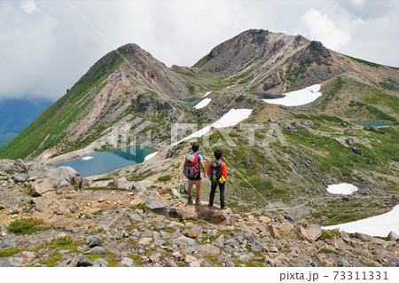 白山大汝峰からの剣ヶ峰と御前峰を眺める登山者二人 73311331