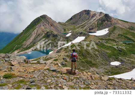白山大汝峰からの剣ヶ峰と御前峰を眺める登山者 白山大汝峰からの剣ヶ峰と御前峰を眺める登山者 73311332