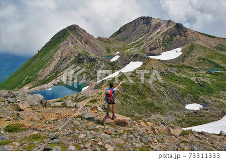白山大汝峰からの剣ヶ峰と御前峰を指さす登山者 白山大汝峰からの剣ヶ峰と御前峰を指さす登山者 73311333
