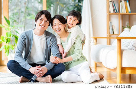 リビングでくつろぐ若い家族 73311888