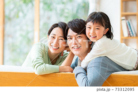 リビングの若い家族 73312095