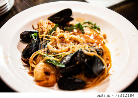 ムール貝 トマトソース パスタの写真素材