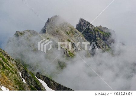 雲に覆われる明神岳 73312337
