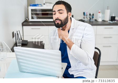 Doctor gesturing and showing something while consulting patient Doctor gesturing and showing something while consulting patient 73313635