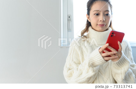 スマートフォンと女性 73313741