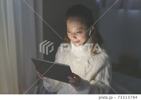 ライフスタイル（部屋で過ごすイメージ） 73313784