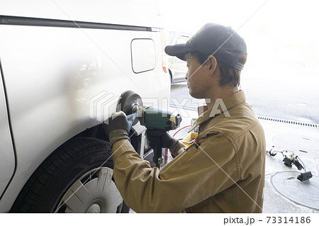 ポリッシャーで車を磨く鈑金職人 73314186