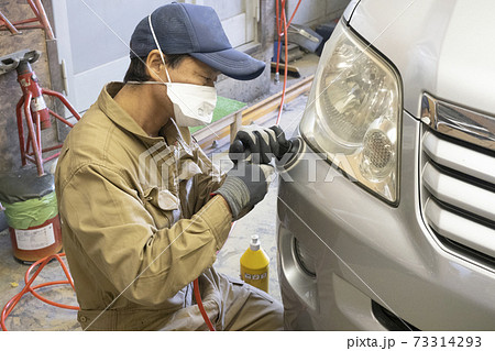 自動車の修理をする鈑金職人 73314293
