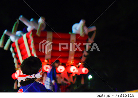枚岡神社秋郷祭のふとん太鼓を見つめる少年 73315119