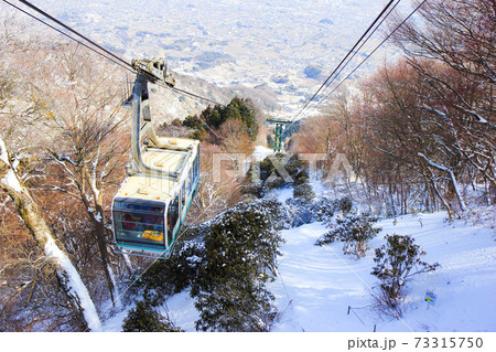 冬の大和葛城山のロープウェイ 73315750