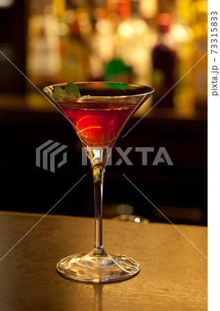 バーカウンターの上のカクテル バーカウンターの上のカクテル 73315833