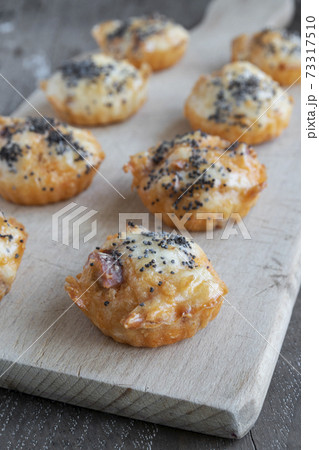 Chorizo bouche with emmental cheese and poppy seeds 73317510