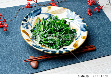 お子様も絶対に喜ぶ簡単レシピ「ほうれん草の米油炒め、野菜ブイヨン味」。 73321876