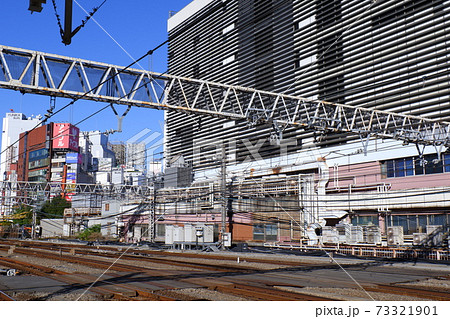 中央線7・8番ホームから見た新宿東口 73321901